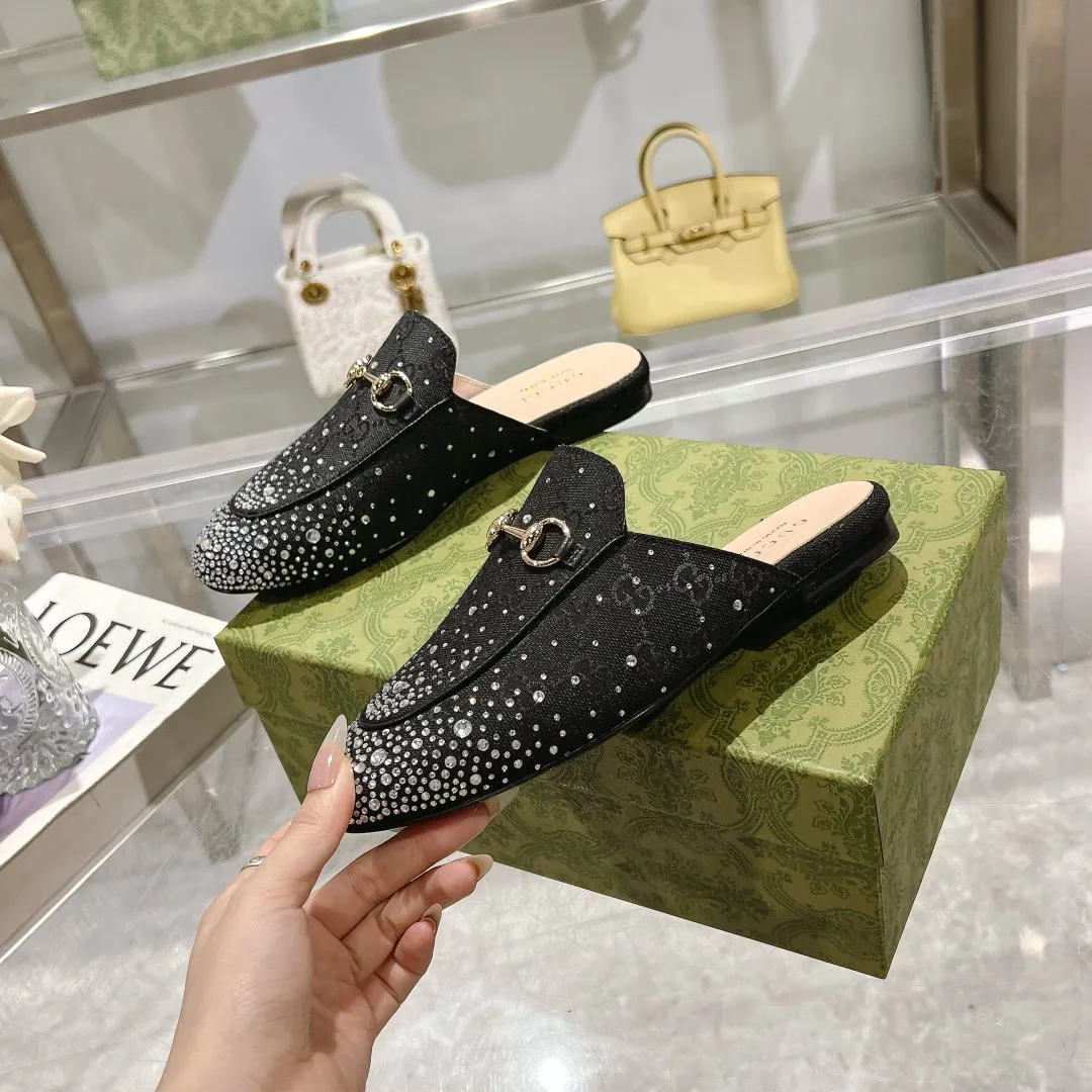 👟👟Ex-factory price 440👟👟 Burgundy G diamond (35-41) (41/42 customized) As an outstanding representative of Gucci’s design heritage, the Jordaan series horsebit loafers vividly highlight the classic elegance. This shoe is made of the brand’s iconic monogram canvas, making it a timeless classic. The material of this shoe is soft, and the silhouette is exquisite and smooth, highlighting daily elegance. Angora red GG canvas Women Light gold tone hardware Horsebit faceted crystal detail Leather sole